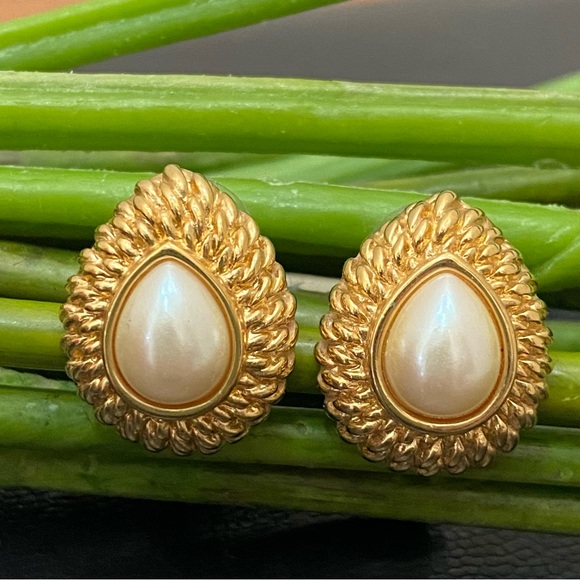 Vintage MONET Signed Gold-tone Teardrop Faux Pearl Earrings 11.0g - Picture 1 of 13